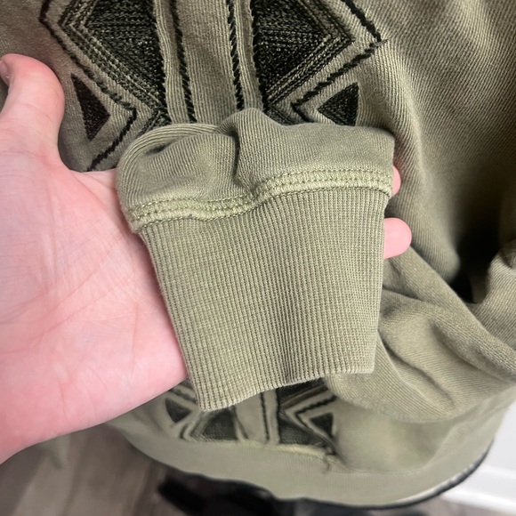 Y2k Olive Geometric Crewneck Sweatshirt! - Picture 7 of 15